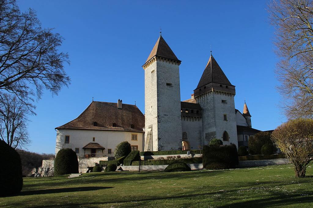 chateau-de-la-sarraz-castles-lake-geneva-visiteuropeancastles