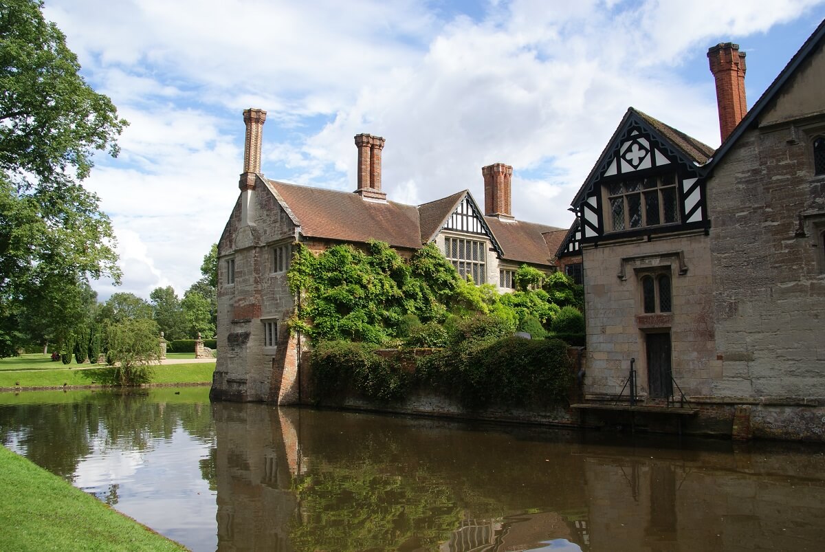 baddesley-clinton-manor-house-warwickshire-england