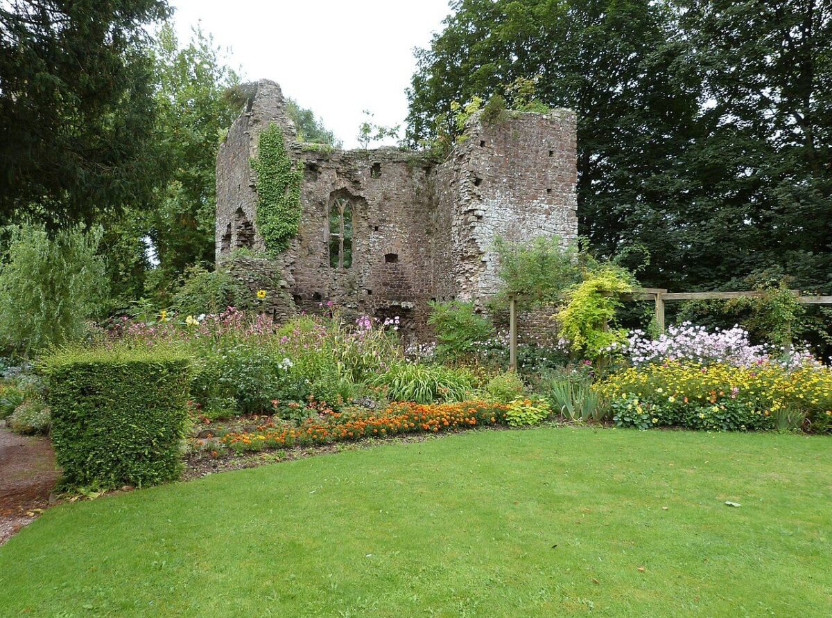 old-tiverton-castle-ruin-garden-devon-england